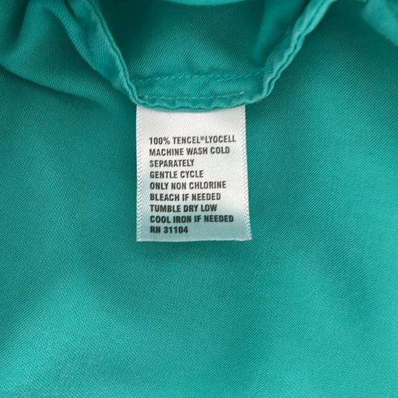 Crown & Ivy Green Blouse with LOTS of BUTTONS Size L 100% TENCEL Machine Wash - Picture 7 of 8